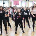 14.02.2020. Kielce. Tańczący protest przeciwko przemocy wobec kobiet w ramach międzynarodowej kampanii One Bilion Rising w SP nr 32 / Wiktor Taszłow / Radio Kielce