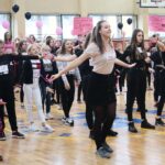 14.02.2020. Kielce. Tańczący protest przeciwko przemocy wobec kobiet w ramach międzynarodowej kampanii One Bilion Rising w SP nr 32 / Wiktor Taszłow / Radio Kielce