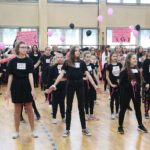 14.02.2020. Kielce. Tańczący protest przeciwko przemocy wobec kobiet w ramach międzynarodowej kampanii One Bilion Rising w SP nr 32 / Wiktor Taszłow / Radio Kielce