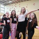 14.02.2020. Kielce. Tańczący protest przeciwko przemocy wobec kobiet w ramach międzynarodowej kampanii One Bilion Rising w SP nr 32 / Wiktor Taszłow / Radio Kielce