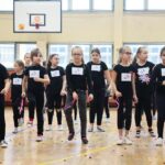 14.02.2020. Kielce. Tańczący protest przeciwko przemocy wobec kobiet w ramach międzynarodowej kampanii One Bilion Rising w SP nr 32 / Wiktor Taszłow / Radio Kielce