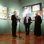 20.02.2020. Kielce. Wernisaż wystawy zdjęć polskich paraolimpijczyków w Muzeum Diecezjalnym. Na zdjęciu (od lewej): ks. dr Paweł Tkaczyk - dyrektor Muzeum Diecezjalnego w Kielcach, Robert Szaj - polska Fundacja Paraolimpijska, autor zdjęć, biskup Jan Piotrowski, biskup Marian Florczyk / Wiktor Taszłow / Radio Kielce