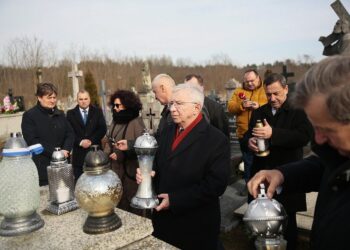 16.02.2020. Niekrasów. Uroczysta msza za Ojczyznę. Na pierwszym planie poseł PiS - Krzysztof Lipiec / Wiktor Taszłow / Radio Kielce