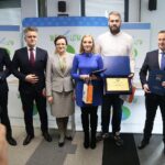 17.02.2020. Kielce. Konferencja w WFOŚiGW i podpisanie 5000 umowy w ramach programu "Czyste Powietrze". Na zdjęciu (od lewej): Rafał Nowak - wicewojewoda świętokrzyski, Krzysztof Słoń - senator, Agata Wojtyszek - poseł, Marlena Borek, Robert Borek, Ryszard Gliwiński - prezes WFOŚiGW / Wiktor Taszłow / Radio Kielce