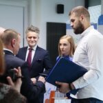 17.02.2020. Kielce. Konferencja w WFOŚiGW i podpisanie 5000 umowy w ramach programu "Czyste Powietrze". Na zdjęciu (od lewej): Ryszard Gliwiński - prezes WFOŚiGW, Krzysztof Słoń - senator, Marlena Borek, Robert Borek / Wiktor Taszłow / Radio Kielce