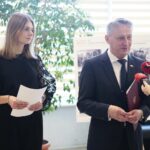 19.02.2020. Kielce. Wystawa poświęcona setnej rocznicy powstania Urzędu Wojewódzkiego w Kielcach. Na zdjęciu: Ewa Łukomska - rzecznik Świętokrzyskiego Urzędu Wojewódzkiego w Kielcach, Zbigniew Koniusz - wojewoda świętokrzyski / Wiktor Taszłow / Radio Kielce