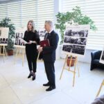 19.02.2020. Kielce. Wystawa poświęcona setnej rocznicy powstania Urzędu Wojewódzkiego w Kielcach. Na zdjęciu: Ewa Łukomska - rzecznik Świętokrzyskiego Urzędu Wojewódzkiego w Kielcach, Zbigniew Koniusz - wojewoda świętokrzyski / Wiktor Taszłow / Radio Kielce