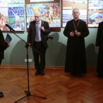 20.02.2020. Kielce. Wernisaż wystawy zdjęć polskich paraolimpijczyków w Muzeum Diecezjalnym. Na zdjęciu (od lewej): ks. dr Paweł Tkaczyk - dyrektor Muzeum Diecezjalnego w Kielcach, Robert Szaj - polska Fundacja Paraolimpijska, autor zdjęć, biskup Jan Piotrowski, biskup Marian Florczyk / Wiktor Taszłow / Radio Kielce