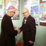 20.02.2020. Kielce. Wernisaż wystawy zdjęć polskich paraolimpijczyków w Muzeum Diecezjalnym. Na zdjęciu (od lewej): biskup Jan Piotrowski, Robert Szaj - polska Fundacja Paraolimpijska, autor zdjęć, / Wiktor Taszłow / Radio Kielce