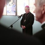 20.02.2020. Kielce. Wernisaż wystawy zdjęć polskich paraolimpijczyków w Muzeum Diecezjalnym. Na zdjęciu: biskup Jan Piotrowski / Wiktor Taszłow / Radio Kielce