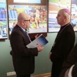 20.02.2020. Kielce. Wernisaż wystawy zdjęć polskich paraolimpijczyków w Muzeum Diecezjalnym. Na zdjęciu (od lewej): Robert Szaj - polska Fundacja Paraolimpijska, autor zdjęć, biskup Jan Piotrowski / Wiktor Taszłow / Radio Kielce