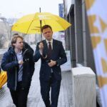 21.02.2020. Kielce. Szymon Hołownia otwiera biuro wyborcze i zbiera podpisy / Wiktor Taszłow / Radio Kielce