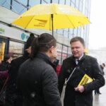 21.02.2020. Kielce. Szymon Hołownia otwiera biuro wyborcze i zbiera podpisy / Wiktor Taszłow / Radio Kielce