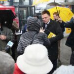 21.02.2020. Kielce. Szymon Hołownia otwiera biuro wyborcze i zbiera podpisy / Wiktor Taszłow / Radio Kielce