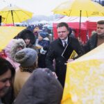 21.02.2020. Kielce. Szymon Hołownia otwiera biuro wyborcze i zbiera podpisy / Wiktor Taszłow / Radio Kielce