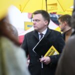 21.02.2020. Kielce. Szymon Hołownia otwiera biuro wyborcze i zbiera podpisy. Na zdjęciu: Szymon Hołownia - kandydat na urząd prezydenta RP / Wiktor Taszłow / Radio Kielce