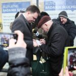 21.02.2020. Kielce. Szymon Hołownia otwiera biuro wyborcze i zbiera podpisy / Wiktor Taszłow / Radio Kielce