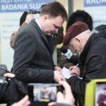 21.02.2020. Kielce. Szymon Hołownia otwiera biuro wyborcze i zbiera podpisy / Wiktor Taszłow / Radio Kielce