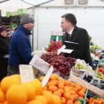 21.02.2020. Kielce. Szymon Hołownia otwiera biuro wyborcze i zbiera podpisy / Wiktor Taszłow / Radio Kielce