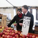 21.02.2020. Kielce. Szymon Hołownia otwiera biuro wyborcze i zbiera podpisy / Wiktor Taszłow / Radio Kielce