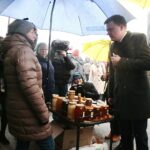 21.02.2020. Kielce. Szymon Hołownia otwiera biuro wyborcze i zbiera podpisy / Wiktor Taszłow / Radio Kielce