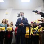 21.02.2020. Kielce. Szymon Hołownia otwiera biuro wyborcze i zbiera podpisy / Wiktor Taszłow / Radio Kielce