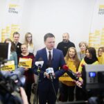 21.02.2020. Kielce. Szymon Hołownia otwiera biuro wyborcze i zbiera podpisy / Wiktor Taszłow / Radio Kielce