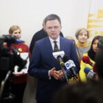 21.02.2020. Kielce. Szymon Hołownia otwiera biuro wyborcze i zbiera podpisy. Na zdjęciu: Szymon Hołownia - kandydat na urząd prezydenta RP / Wiktor Taszłow / Radio Kielce
