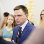 21.02.2020. Kielce. Szymon Hołownia otwiera biuro wyborcze i zbiera podpisy. Na zdjęciu: Szymon Hołownia - kandydat na urząd prezydenta RP / Wiktor Taszłow / Radio Kielce