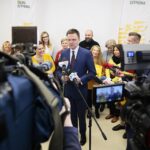 21.02.2020. Kielce. Szymon Hołownia otwiera biuro wyborcze i zbiera podpisy / Wiktor Taszłow / Radio Kielce