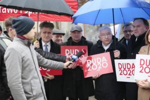 21.02.2020. Kielce. Inauguracja zbierania podpisów poparcia dla Andrzeja Dudy. Na zdjęciu (od lewej): Krzysztof Słoń - senator, Wiesław Koza - radny rady miasta, Rafał Nowak - wicewojewoda świętokrzyski, Krzysztof Lipiec - poseł, Marek Kwitek - poseł / Wiktor Taszłow / Radio Kielce