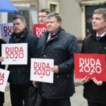 21.02.2020. Kielce. Inauguracja zbierania podpisów poparcia dla Andrzeja Dudy. Na zdjęciu (od lewej):  Zbigniew Koniusz - wojewoda świętokrzyski, Jarosław Karyś - wiceprzewodniczący Rady Miasta Kielce, Daniel Walas, Zbigniew Duda - dyrektor Wojewódzkiego Ośrodka Ruchu Drogowego w Kielcach, Andrzej Pruś – przewodniczący Sejmiku Województwa Świętokrzyskiego / Wiktor Taszłow / Radio Kielce