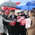 21.02.2020. Kielce. Inauguracja zbierania podpisów poparcia dla Andrzeja Dudy. Na zdjęciu (od lewej): Krzysztof Słoń - senator, Wiesław Koza - radny rady miasta, Rafał Nowak - wicewojewoda świętokrzyski, Krzysztof Lipiec - poseł, Marek Kwitek - poseł, Anna Krupka - wiceminister sportu i turystyki, Zbigniew Koniusz - wojewoda świętokrzyski / Wiktor Taszłow / Radio Kielce