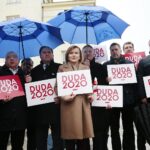 21.02.2020. Kielce. Inauguracja zbierania podpisów poparcia dla Andrzeja Dudy. Na zdjęciu (od lewej): Krzysztof Lipiec - poseł, Marek Kwitek - poseł, Anna Krupka - wiceminister sportu i turystyki, Zbigniew Koniusz - wojewoda świętokrzyski, Jarosław Karyś - wiceprzewodniczący Rady Miasta Kielce, Daniel Walas, Zbigniew Duda - dyrektor Wojewódzkiego Ośrodka Ruchu Drogowego w Kielcach / Wiktor Taszłow / Radio Kielce