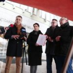 21.02.2020. Kielce. Konferencja PO w sprawie szprych do CPK. Na zdjęciu (od lewej): Jan Maćkowiak, Marzena Okła-Drewnowicz - poseł, Konrad Krönig - prezydent Skarżyska - Kamiennej, Artur Gierada - przewodniczący PO / Wiktor Taszłow / Radio Kielce