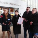 21.02.2020. Kielce. Konferencja PO w sprawie szprych do CPK. Na zdjęciu (od lewej): Jan Maćkowiak, Marzena Okła-Drewnowicz - poseł, Konrad Krönig - prezydent Skarżyska - Kamiennej, Artur Gierada - przewodniczący PO / Wiktor Taszłow / Radio Kielce