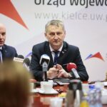 24.02.2020. Kielce. Konferencja poświęcona obchodom Narodowego Dnia Pamięci Żołnierzy Wyklętych w Urzędzie Wojewódzkim. Na zdjęciu (od lewej): Rafał Nowak - wicewojewoda świętokrzyski, Zbigniew Koniusz - wojewoda świętokrzyski, Ewa Łukomska - rzeczniczka Świętokrzyskiego Urzędu Wojewódzkiego w Kielcach / Wiktor Taszłow / Radio Kielce