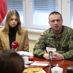 24.02.2020. Kielce. Konferencja poświęcona obchodom Narodowego Dnia Pamięci Żołnierzy Wyklętych w Urzędzie Wojewódzkim. Na zdjęciu (od lewej): Ewa Łukomska - rzeczniczka Świętokrzyskiego Urzędu Wojewódzkiego w Kielcach, płk Grzegorz Motak - dowódca 10. Świętokrzyskiej Brygady Obrony Terytorialnej / Wiktor Taszłow / Radio Kielce