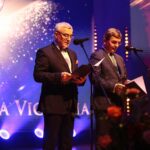 25.02.2020. Kielce. Uroczysta gala, podczas której przyznano nagrody "Świętokrzyska Victoria". Na zdjęciu (od lewej): Andrzej Bętkowski - marszałek województwa świętokrzyskiego, Andrzej Pruś – przewodniczący Sejmiku Województwa Świętokrzyskiego / Wiktor Taszłow / Radio Kielce