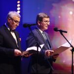 25.02.2020. Kielce. Uroczysta gala, podczas której przyznano nagrody "Świętokrzyska Victoria". Na zdjęciu (od lewej): Andrzej Bętkowski - marszałek województwa świętokrzyskiego, Andrzej Pruś – przewodniczący Sejmiku Województwa Świętokrzyskiego / Wiktor Taszłow / Radio Kielce