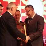 25.02.2020. Kielce. Uroczysta gala, podczas której przyznano nagrody "Świętokrzyska Victoria". Na zdjęciu (od lewej): Andrzej Pruś – przewodniczący Sejmiku Województwa Świętokrzyskiego, Andrzej Bętkowski - marszałek województwa świętokrzyskiego, Sławomir Kopacz - wójt gminy Bieliny / Wiktor Taszłow / Radio Kielce