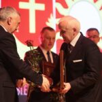 25.02.2020. Kielce. Uroczysta gala, podczas której przyznano nagrody "Świętokrzyska Victoria". Na zdjęciu (od lewej): Andrzej Pruś – przewodniczący Sejmiku Województwa Świętokrzyskiego, Andrzej Bętkowski - marszałek województwa świętokrzyskiego, Waldemar Sikora - burmistrz Buska-Zdroju / Wiktor Taszłow / Radio Kielce