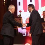 25.02.2020. Kielce. Uroczysta gala, podczas której przyznano nagrody "Świętokrzyska Victoria". Na zdjęciu (od lewej): Andrzej Bętkowski - marszałek województwa świętokrzyskiego, Mirosław Gębski - starosta kielecki, Robert Jaworski - Burmistrz Chęcin / Wiktor Taszłow / Radio Kielce