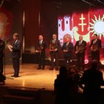 25.02.2020. Kielce. Uroczysta gala, podczas której przyznano nagrody "Świętokrzyska Victoria". Na zdjęciu (od lewej): Andrzej Bętkowski - marszałek województwa świętokrzyskiego, Andrzej Pruś – przewodniczący Sejmiku Województwa Świętokrzyskiego, Robert Jaworski - burmistrz Chęcin, Sławomir Kopacz - burmistrz Bielin, Józef Gawęcki - przewodniczący Rady Gminy Bieliny, Waldemar Sikora - burmistrz Buska-Zdroju, Mirosław Gębski - starosta kielecki i Marian Buras - burmistrz Morawicy / Wiktor Taszłow / Radio Kielce