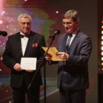 25.02.2020. Kielce. Uroczysta gala, podczas której przyznano nagrody "Świętokrzyska Victoria". Na zdjęciu (od lewej): Andrzej Bętkowski - marszałek województwa świętokrzyskiego, Andrzej Pruś – przewodniczący Sejmiku Województwa Świętokrzyskiego / Wiktor Taszłow / Radio Kielce