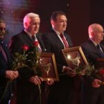 25.02.2020. Kielce. Uroczysta gala, podczas której przyznano nagrody "Świętokrzyska Victoria". Na zdjęciu (od lewej): Waldemar Sikora - burmistrz Buska-Zdroju, Mirosław Gębski - starosta kielecki i Marian Buras - burmistrz Morawicy / Wiktor Taszłow / Radio Kielce