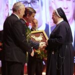 25.02.2020. Kielce. Uroczysta gala, podczas której przyznano nagrody "Świętokrzyska Victoria". Na zdjęciu (od lewej): Andrzej Bętkowski - marszałek województwa świętokrzyskiego, Andrzej Pruś – przewodniczący Sejmiku Województwa Świętokrzyskiego, siostra Barbara Kubacka - wychowawca w Ognisku Wychowawczym Caritas w Jędrzejowie / Wiktor Taszłow / Radio Kielce