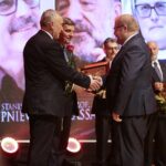 25.02.2020. Kielce. Uroczysta gala, podczas której przyznano nagrody "Świętokrzyska Victoria". Na zdjęciu (od lewej): Andrzej Bętkowski - marszałek województwa świętokrzyskiego, Andrzej Pruś – przewodniczący Sejmiku Województwa Świętokrzyskiego, Paweł Krakowiak - prezes Stowarzyszenia „Avito Vivit Honore” / Wiktor Taszłow / Radio Kielce