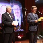 25.02.2020. Kielce. Uroczysta gala, podczas której przyznano nagrody "Świętokrzyska Victoria". Na zdjęciu (od lewej): Andrzej Bętkowski - marszałek województwa świętokrzyskiego, Andrzej Pruś – przewodniczący Sejmiku Województwa Świętokrzyskiego / Wiktor Taszłow / Radio Kielce