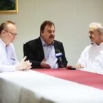 26.02.2020. Kielce. Konferencja w ŚCO. Na zdjęciu (od lewej): Marcin Pasiarski - kierownik Kliniki Hematologii i Transplantacji Szpiku w ŚCO, prof. Waldemar Priebe - MD Anderson Cancer Center w Huston, prof. Stanisław Góźdź - dyrektor Świętokrzyskiego Centrum Onkologii / Wiktor Taszłow / Radio Kielce